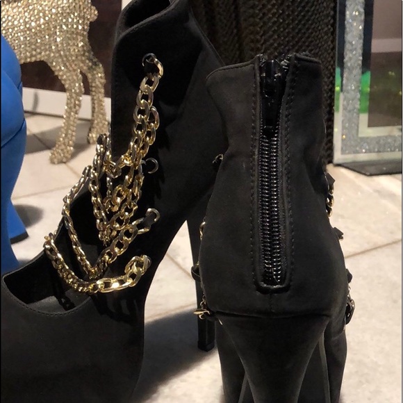 Black high heels with gold chain - Picture 4 of 4